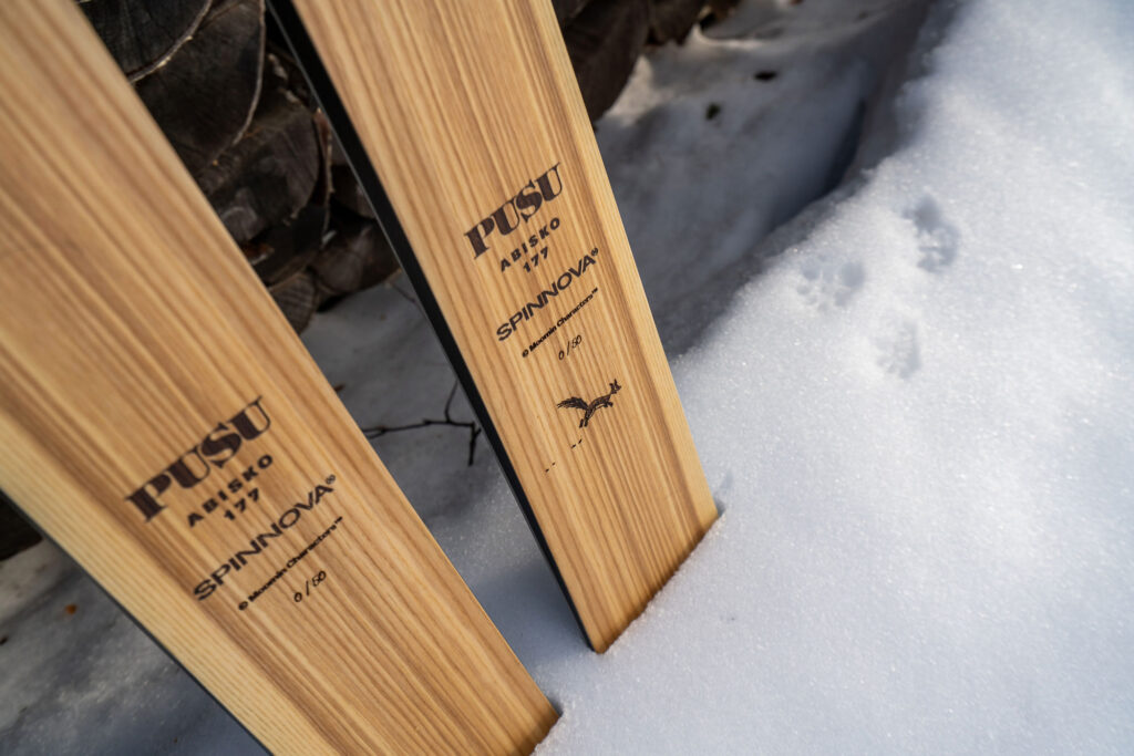 Drewniane narty skiturowe PUSU x Moomin – model Abisko, edycja limitowana. Wyprodukowano tylko 50 sztuk tego modelu.