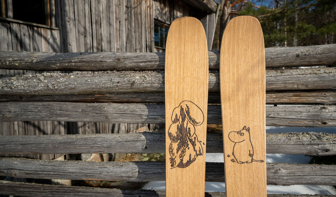 Narty PUSU Kelo z motywem Muminka. Narty są drewniane i wykonane w całości ręcznie.