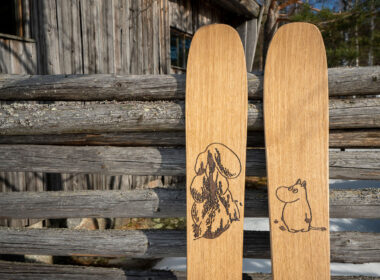 Narty PUSU Kelo z motywem Muminka. Narty są drewniane i wykonane w całości ręcznie.