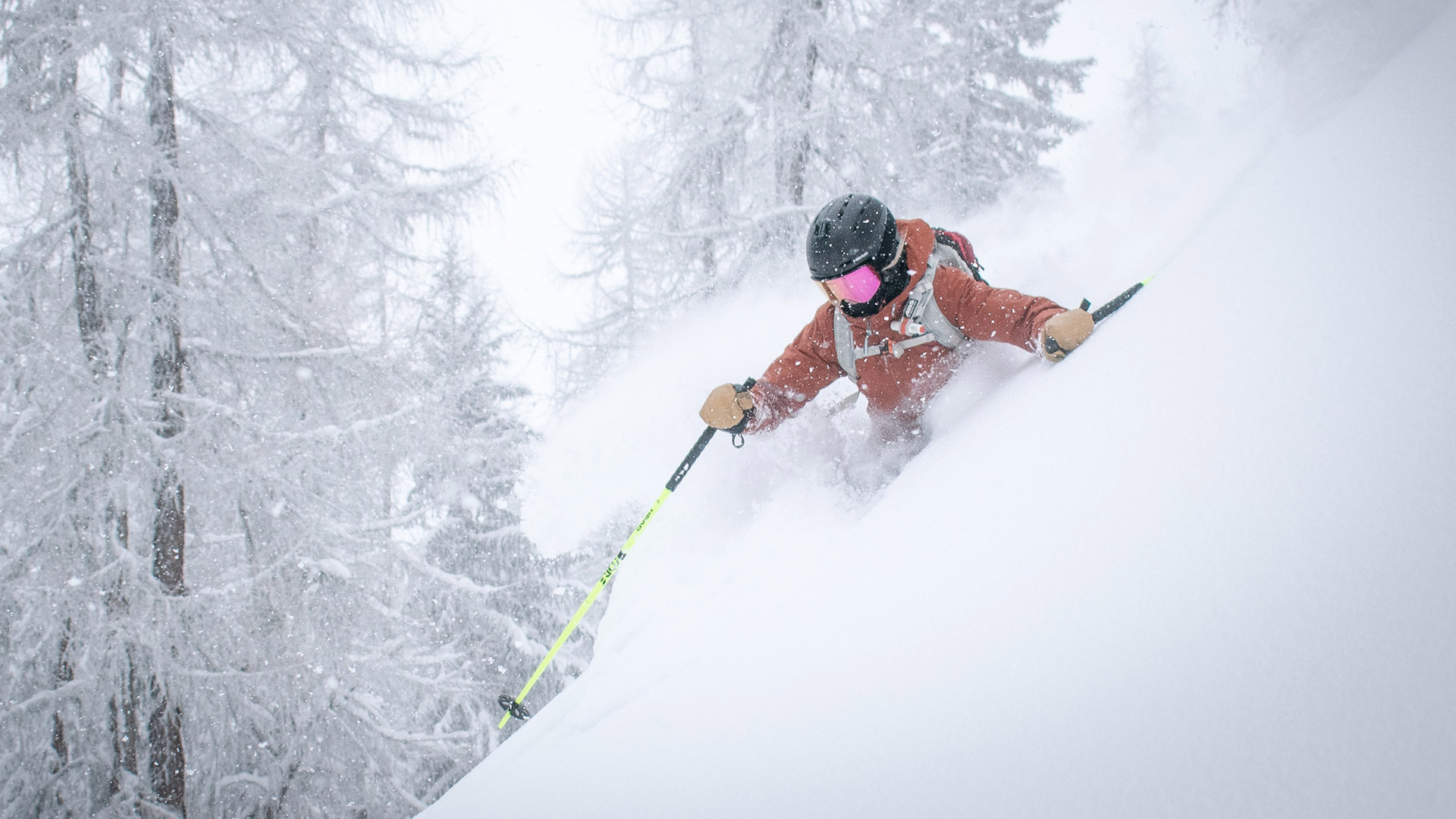 Narciarz zjeżdżający w puchu.
