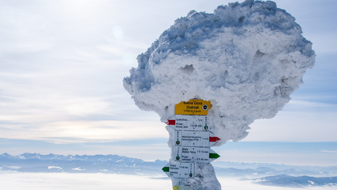 Szczyt Babiej Góry w zimie w śniegu.