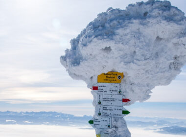 Szczyt Babiej Góry w zimie w śniegu.