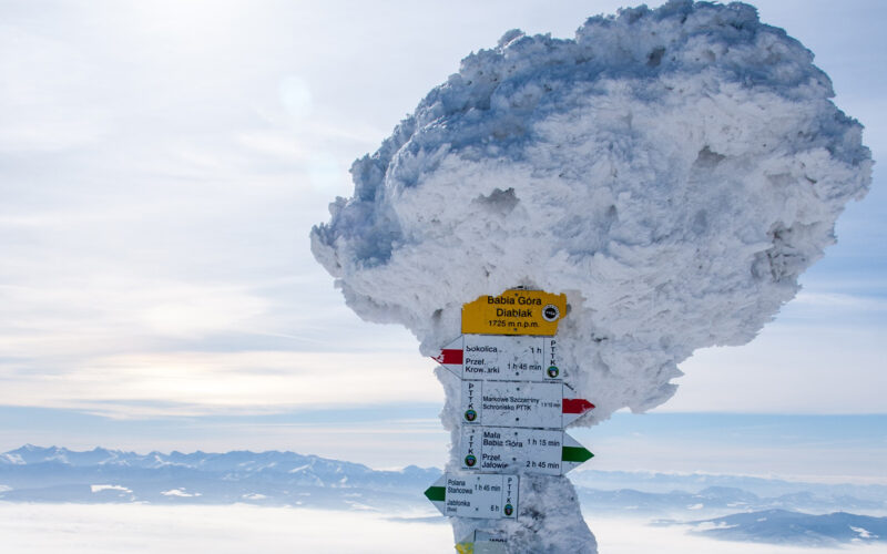Szczyt Babiej Góry w zimie w śniegu.