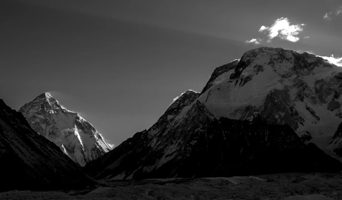 Po lewej stronie – K2, a po prawej – Broad Peak.