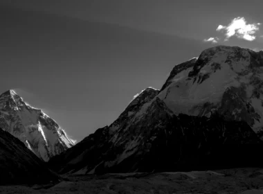 Po lewej stronie – K2, a po prawej – Broad Peak.