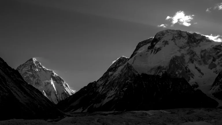 Po lewej stronie – K2, a po prawej – Broad Peak.