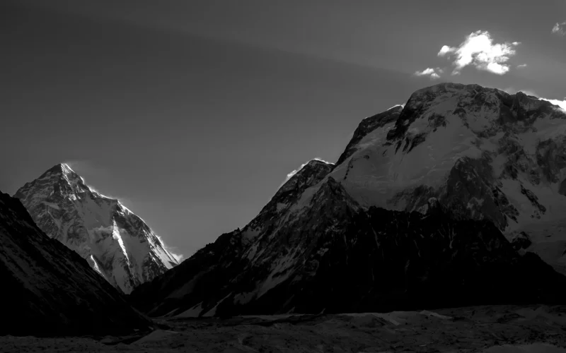Po lewej stronie – K2, a po prawej – Broad Peak.